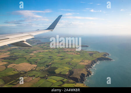 Blick aus dem Flugzeug Fenster über die Steilküsten an der Ostküste von Irland Stockfoto