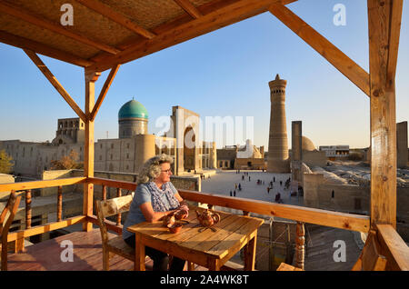 Blick auf die Mir-i-arabischen Medrese und Kalon Minarett. Buchara, einem UNESCO-Weltkulturerbe. Usbekistan (MR) Stockfoto