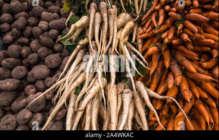 Roh und ungewaschen, Pastinaken, Kartoffeln und Karotten für Verkauf zu einem Supermarkt, der rohen Nahrung Hintergrund Texturen Stockfoto