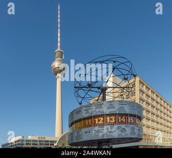 Die Uhr auf dem Alexanderplatz Mark 9:00 gegen einen schönen blauen Himmel, Berlin, Deutschland Stockfoto