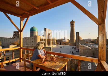 Blick auf die Mir-i-arabischen Medrese und Kalon Minarett. Buchara, einem UNESCO-Weltkulturerbe. Usbekistan (MR) Stockfoto