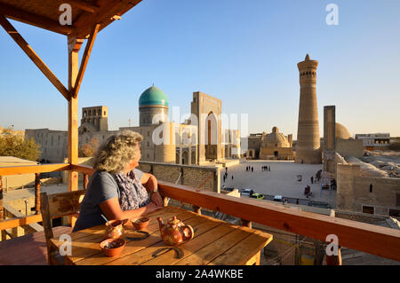 Blick auf die Mir-i-arabischen Medrese und Kalon Minarett. Buchara, einem UNESCO-Weltkulturerbe. Usbekistan (MR) Stockfoto