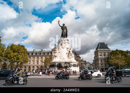 Paris, Frankreich, 3. Oktober, 2019: Verkehr fahren, Place de la Republique in Paris Stockfoto