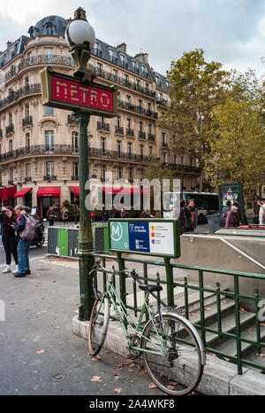 Paris, Frankreich, 3. Oktober, 2019: Ansicht der Metro Stop an der Place de la Bastille entfernt, alte Vintage Fahrrad Geländer gesperrt Stockfoto