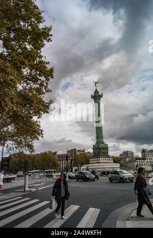 Paris, Frankreich, 3. Oktober, 2019: Fußgänger die Straße am Zebrastreifen an der Place de la Bastille in Paris Stockfoto