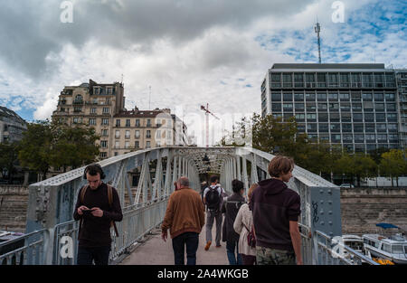 PARIS, Frankreich, 3. OKTOBER, 2019: Menschen gehen auf Fußgängerbrücke über Bassin de l'Arsenal in der Nähe von Place de la Bastille in Paris Stockfoto