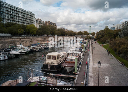 PARIS, Frankreich, 3. OKTOBER, 2019: Ansicht des Bassin de l'Arsenal in der Nähe von Place de la Bastille in Paris Stockfoto