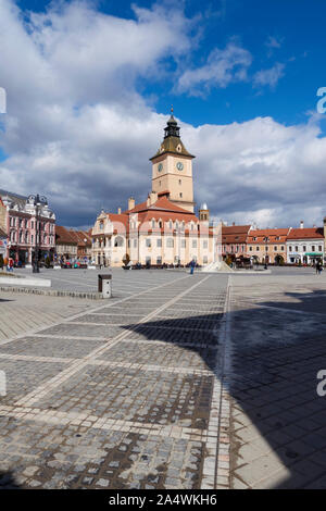 Piata Sfatului (Rathausplatz), Brasov, Siebenbürgen, Rumänien. Das ehemalige Rathaus (heute ein Museum), Casa Sfatului, ist der Mittelteil. Stockfoto