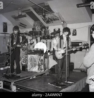 1967, junge Männer aus der Band „Hubbly Bubble“, die Musik auf einer kleinen Bühne spielten, England, Großbritannien. Stockfoto