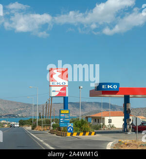 Elounda, Kreta, Griechenland. Oktober 2019. Peterol Station auf der Straße wie ein Badeort in Elounda auf Kreta fahren Stockfoto