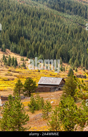 Verlassenen Hof in den ländlichen Bergkette und Herbst Landschaft Stockfoto