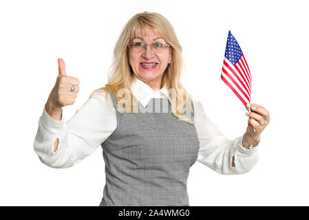 Reife Frau mit USA-Flagge zeigen Daumen oben, auf weißem Hintergrund. Stockfoto