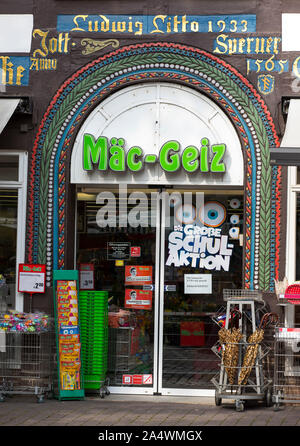 Fachwerkhaus in der Altstadt von Höxter, reich verziert, Eingang von der billigen Kaufhauskette Mäc-Geiz, Stockfoto