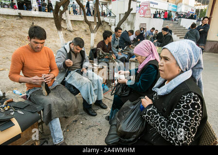 Schuhmacher bei Chorsu-basar. In diesem Main Bazaar in der Altstadt alle Notwendigkeiten werden verkauft und alle Aktivitäten sind gefunden. Taschkent, Uzbekist Stockfoto