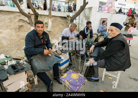 Schuhmacher bei Chorsu-basar. In diesem Main Bazaar in der Altstadt alle Notwendigkeiten werden verkauft und alle Aktivitäten sind gefunden. Taschkent, Uzbekist Stockfoto