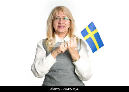 Gerne reife Frau mit Schweden Flagge stehend auf einem weißen Hintergrund. Stockfoto