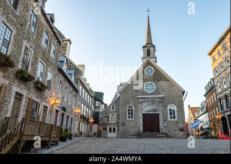 Quebec City, Kanada - 5. Oktober 2019: Place Royale and Notre-Dame-des-Victoires Kirche, in der Dämmerung. Stockfoto