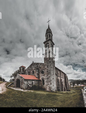 Kloster mit touristischen Interesse und Tierheim auf der Straße von Santiago nach muxi, an der Stelle des Moraime, Kloster Sa Xulian de Moraime. Stockfoto