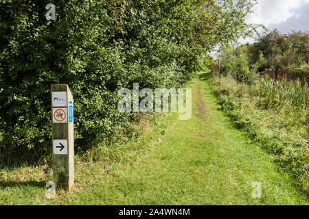 Sustrans und freizügigen Pfad Zeichen auf Grantham Canal Leinpfad. Stenwith, Grantham, Lincolnshire, England, Vereinigtes Königreich, Großbritannien Stockfoto