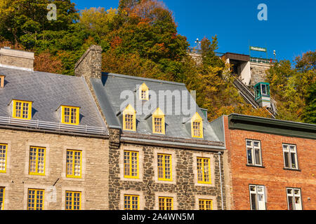 Quebec City, Kanada - 4. Oktober 2019: Traditionelle Häuser aus Stein auf dem Boulevard Champlain mit der Standseilbahn im Hintergrund. Stockfoto