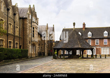 Alte Buttercross außerhalb Oakham School im Market Place, Oakham, Rutland, England, Großbritannien, Großbritannien Stockfoto