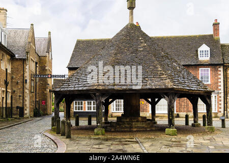 Alte Buttercross außerhalb Oakham School im Market Place, Oakham, Rutland, England, Großbritannien, Großbritannien Stockfoto