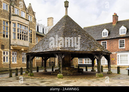 Alte Buttercross außerhalb Oakham School im Market Place, Oakham, Rutland, England, Großbritannien, Großbritannien Stockfoto