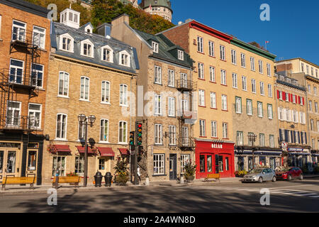 Quebec City, Kanada - 4. Oktober 2019: Traditionelle Häuser aus Stein auf dem Boulevard Champlain im Petit Champlain Historic District. Stockfoto