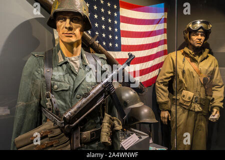 Deutsche Soldaten bewaffnet mit MP40 Maschinenpistole im Musée Mémoire 39-45, WK 2-Museum in Ploumoguer, Finistère, Bretagne, Frankreich Stockfoto