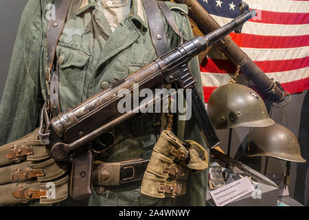 Deutsche Soldaten bewaffnet mit MP40 Maschinenpistole im Musée Mémoire 39-45, WK 2-Museum in Ploumoguer, Finistère, Bretagne, Frankreich Stockfoto