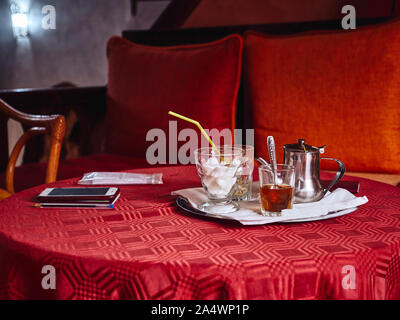 Typische marokkanische Gastfreundschaft in Riad mit Minze Tee auf den Tisch während der Reise Marokko, Afrika Stockfoto