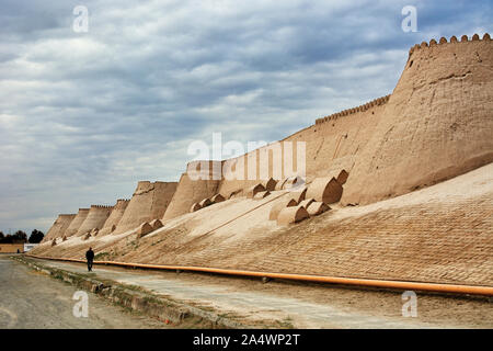 Der Schlamm Ziegelwände der Itchan Kala (Altstadt) von Chiwa. Ein UNESCO-Weltkulturerbe, Usbekistan Stockfoto