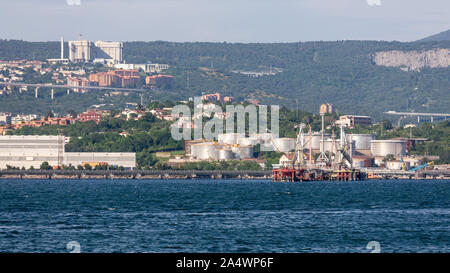 Öltanks und Terminal in Triest Italien Stockfoto