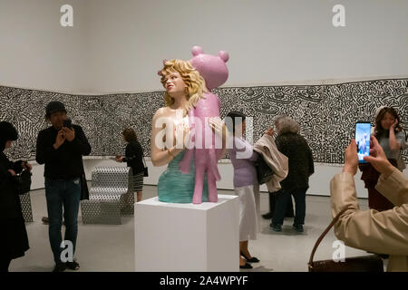 'Pink Panther' Porzellan Skulptur von Jeff Koons im Museum of Modern Art, New York Stockfoto