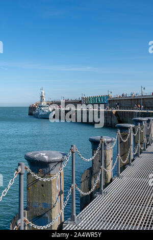 Hafen von Folkestone Arm. Ursprünglich der Hafen für das Boot Zug nach Frankreich. Heute ein beliebtes Ziel mit Leuchtturm, Bars und Restaurant. Stockfoto