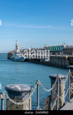 Hafen von Folkestone Arm. Ursprünglich der Hafen für das Boot Zug nach Frankreich. Heute ein beliebtes Ziel mit Leuchtturm, Bars und Restaurant. Stockfoto