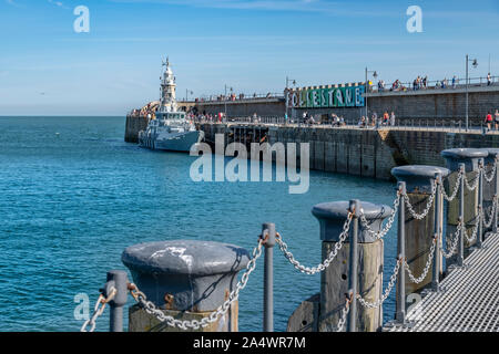 Hafen von Folkestone Arm. Ursprünglich der Hafen für das Boot Zug nach Frankreich. Heute ein beliebtes Ziel mit Leuchtturm, Bars und Restaurant. Stockfoto