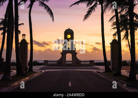 Worth Avenue Clock Tower bei Sonnenaufgang auf der South Ocean Boulevard an der Worth Avenue in Palm Beach, Florida. (USA) Stockfoto