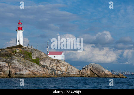 Kanada, British Columbia, Vancouver, Burrard Inlet. Point Atkinson Lighthouse, um 1914. Downtown Skyline von Vancouver in der Ferne. Stockfoto