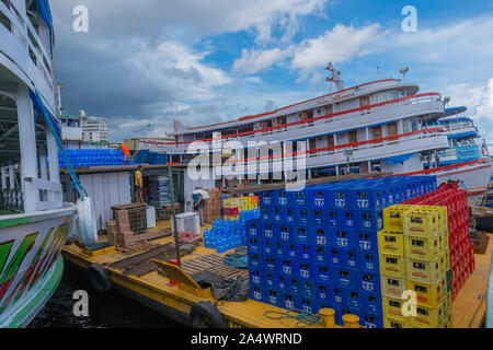 Die geschäftige Porto Flutante oder Schwimmenden Hafen, langsam Boote für Ihre Tour Amazonas, Manaus, Amazonas, Brasilien, Lateinamerika Stockfoto