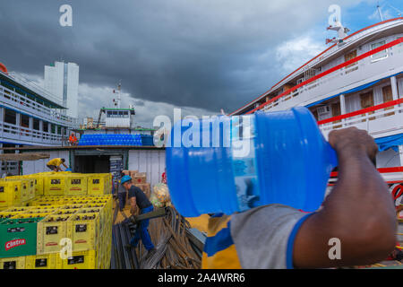 Die geschäftige Porto Flutante oder Schwimmenden Hafen, langsam Boote für Ihre Tour Amazonas, Manaus, Amazonas, Brasilien, Lateinamerika Stockfoto