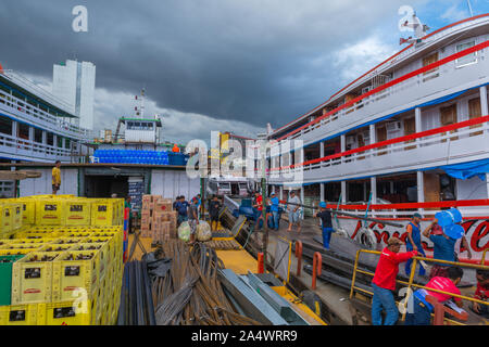 Die geschäftige Porto Flutante oder Schwimmenden Hafen, langsam Boote für Ihre Tour Amazonas, Manaus, Amazonas, Brasilien, Lateinamerika Stockfoto