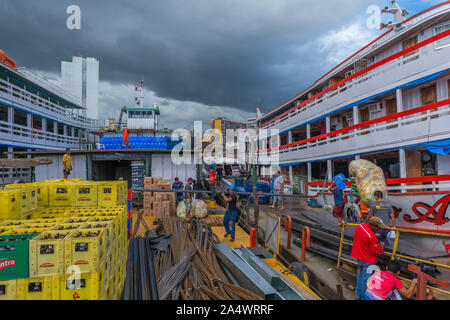 Die geschäftige Porto Flutante oder Schwimmenden Hafen, langsam Boote für Ihre Tour Amazonas, Manaus, Amazonas, Brasilien, Lateinamerika Stockfoto