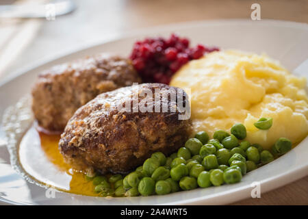 Schwedische traditionelles Gericht wallenbergare mit Kalbfleisch Rindfleisch, Kartoffelpüree, preiselbeere Marmelade und Butter Stockfoto