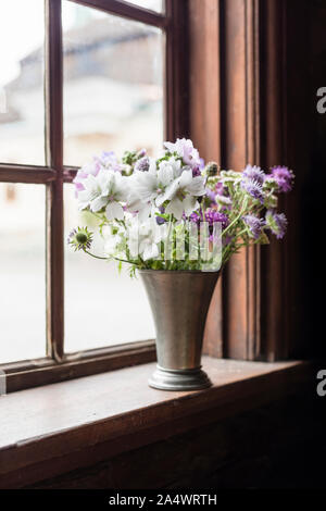 Ein frischer Sommerstrauß in einem alten Fenster Stockfoto