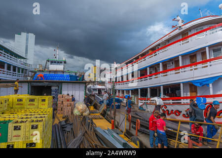 Die geschäftige Porto Flutante oder Schwimmenden Hafen, langsam Boote für Ihre Tour Amazonas, Manaus, Amazonas, Brasilien, Lateinamerika Stockfoto