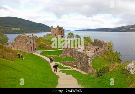 Ein Blick auf die Ruinen des nördlichen Gehäuse von Urquhart Castle auf der Landspitze mit Blick auf Loch Ness, Schottland, Großbritannien, Europa. Stockfoto