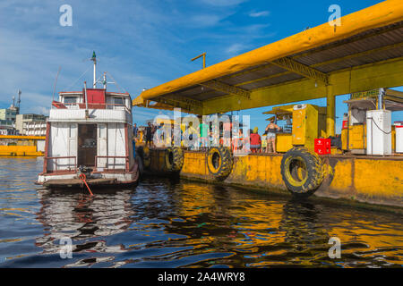 Die geschäftige Porto Flutante oder Schwimmenden Hafen, langsam Boote für Ihre Tour Amazonas, Manaus, Amazonas, Brasilien, Lateinamerika Stockfoto