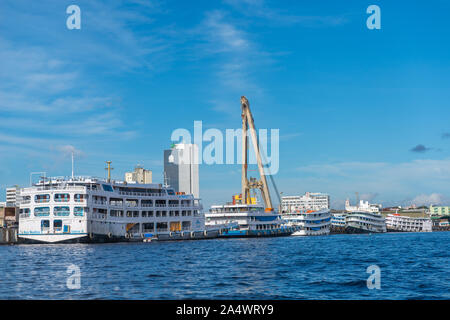 Die geschäftige Porto Flutante oder Schwimmenden Hafen, langsam Boote für Ihre Tour Amazonas, Manaus, Amazonas, Brasilien, Lateinamerika AmericaThe besetzt Porto Grippe Stockfoto