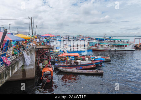 Die Angeln habor in Porto Flutante oder Schwimmenden Hafen, offenen Fischerboote mit Inhaber Verkauf von frischem Fisch, Manaus, Amazonas, Brasilien, Lateinamerika Stockfoto